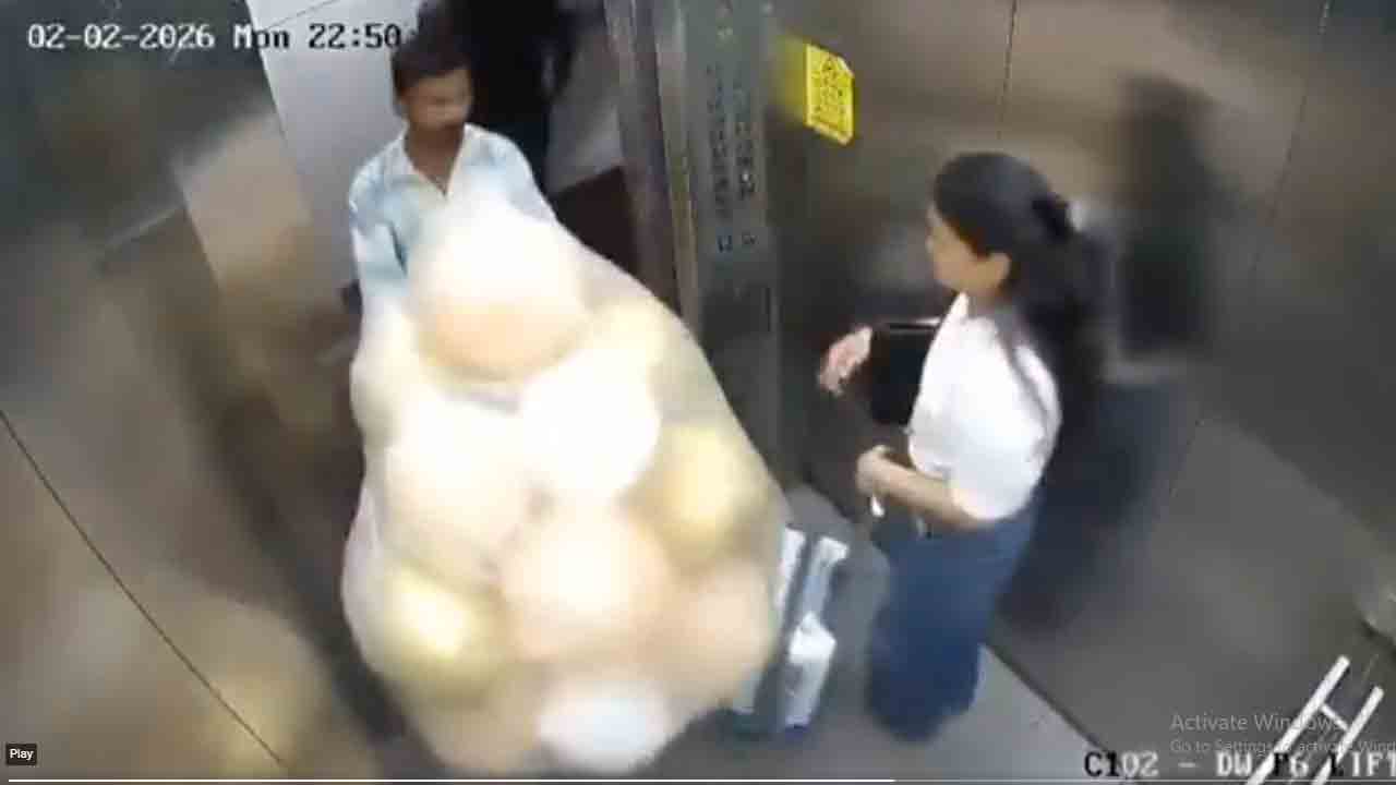 Gas balloons | లిఫ్టులో పేలిన‌ హైడ్రోజ‌న్‌ గ్యాస్ బెలూన్లు.. వీడియో