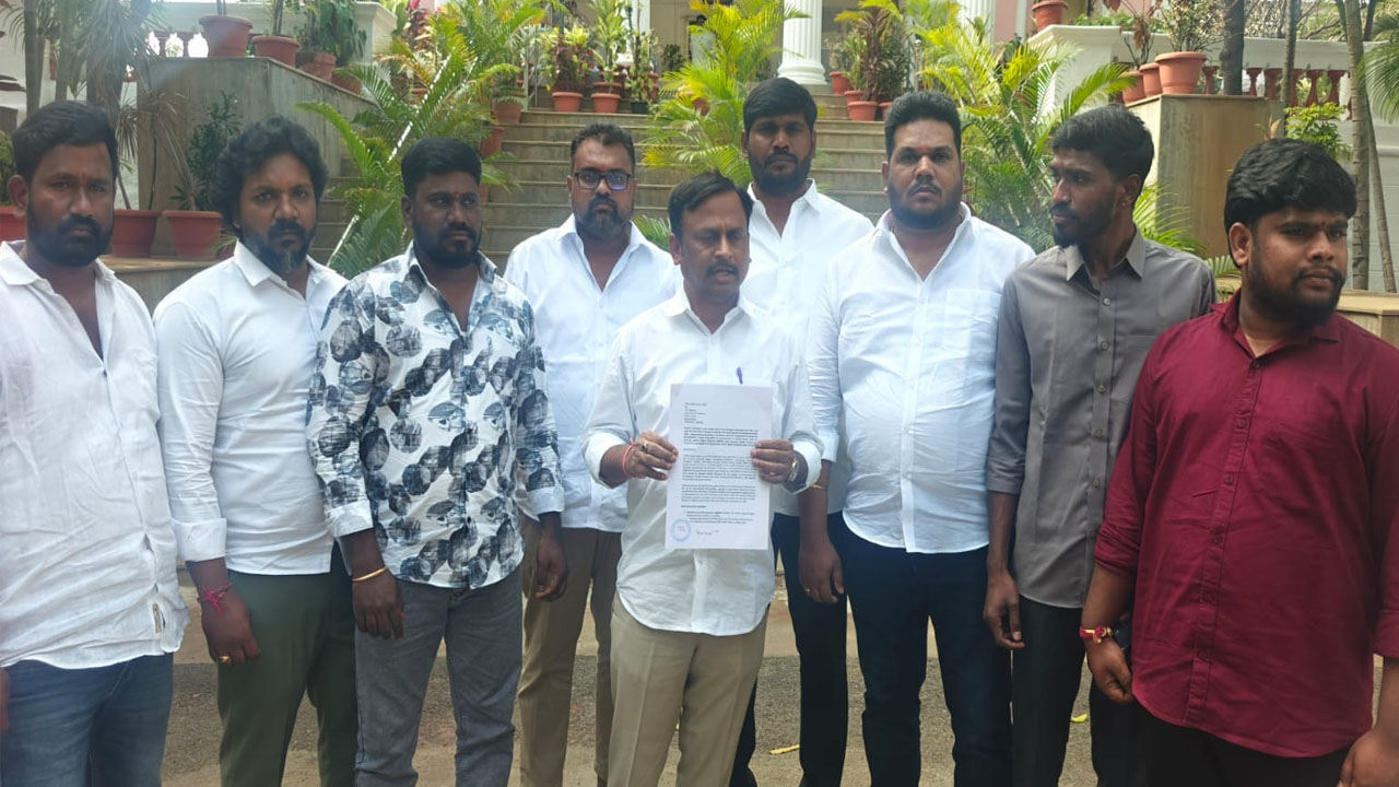 CBI investigation | కేజీబీవీ బంకర్‌ బెడ్స్‌ టెండర్లలో భారీ కుంభకోణం..సీబీఐచే విచారణ జరిపించాలి : గెల్లు శ్రీనివాష్ డిమాండ్‌