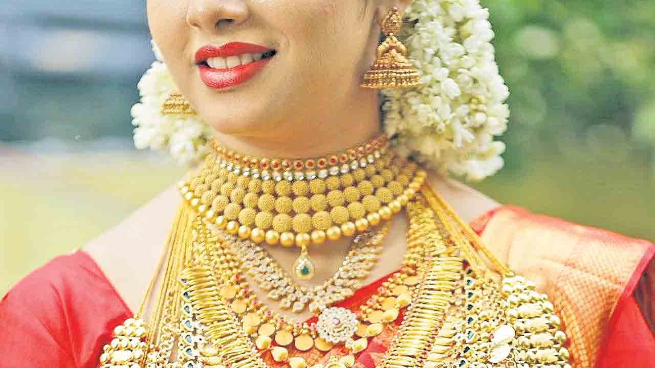 దిగొస్తున్న పుత్తడి.. 2 శాతం వరకు తగ్గిన తులం ధర