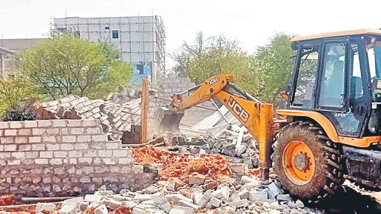 కూల్చివేతలు సరే..  రక్షణేది..!