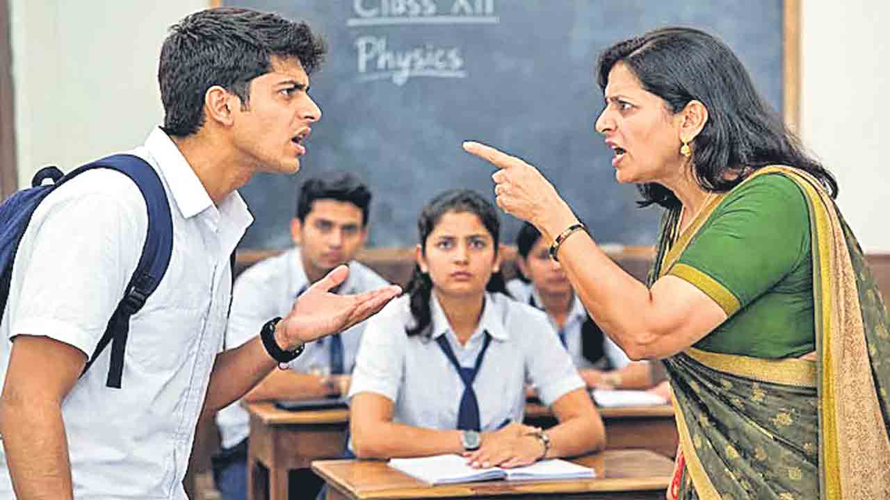 ఆలస్యంపై ప్రశ్నిస్తే టీచర్‌నే కొట్టాడు