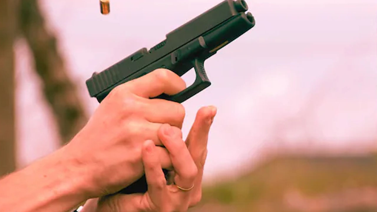 Gunfire | బాలకృష్ణ నియోజకవర్గంలో కాల్పుల కలకలం..నిందితుడిపై పోలీసుల ఫైరింగ్‌