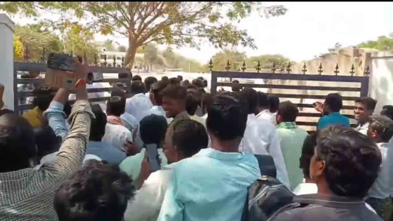 Gurukul Entrance Test | టైం దాటినా మొదలుకాని గురుకుల ప్రవేశ పరీక్ష.. ర్యాలంపాడు పరీక్షా కేంద్రం వద్ద తల్లిదండ్రుల ఆందోళన