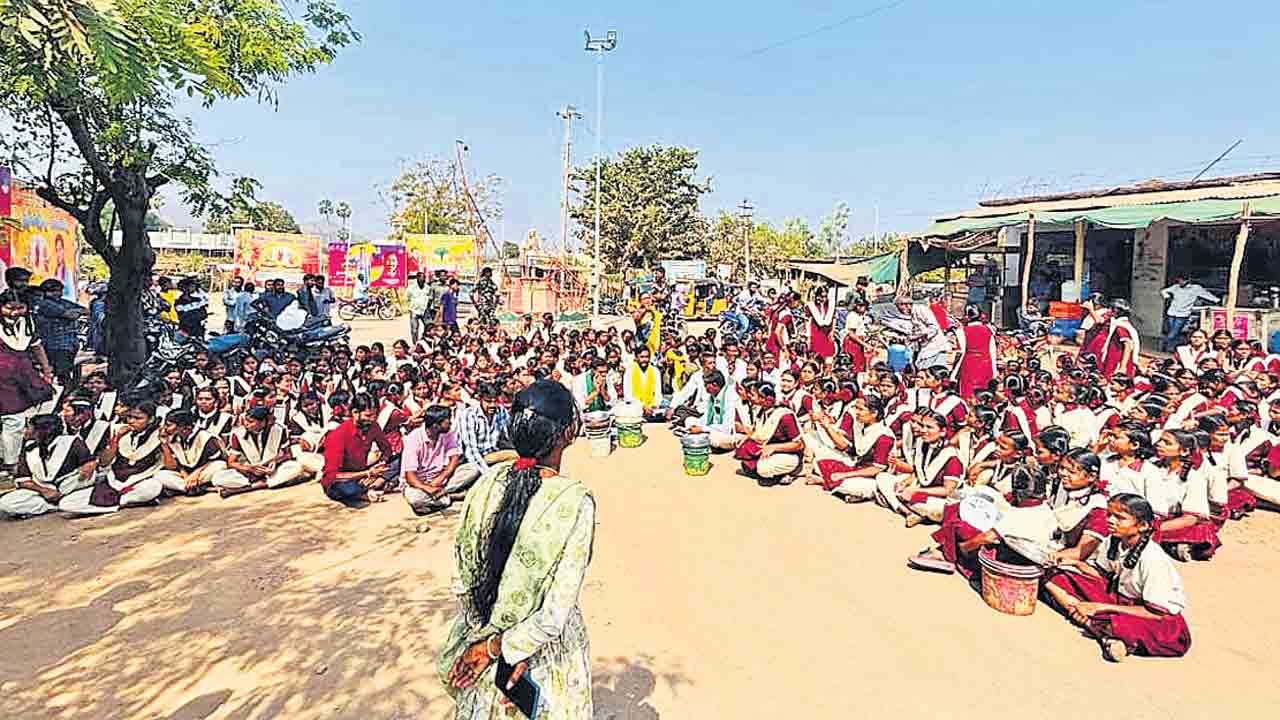 గురుకుల విద్యార్థుల కన్నెర్ర.. సమస్యలు పరిష్కరించాలని డిమాండ్‌