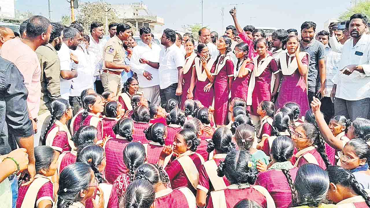 పురుగుల అన్నం తినలేకపోతున్నం