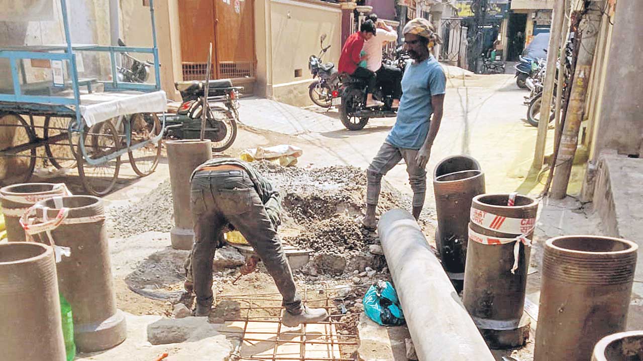 నాలాపై స్లాబ్‌ నిర్మాణం