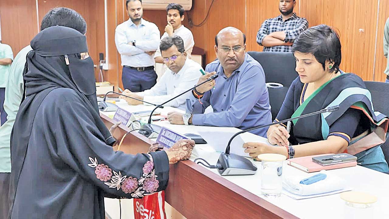 ప్రజావాణి అర్జీలను తక్షణమే పరిష్కరించాలి