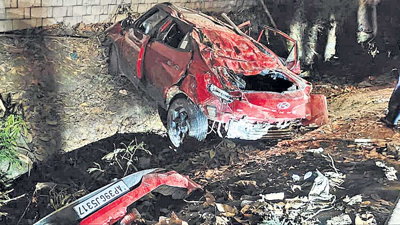 కారు బోల్తా.. ఇద్దరు మృతి