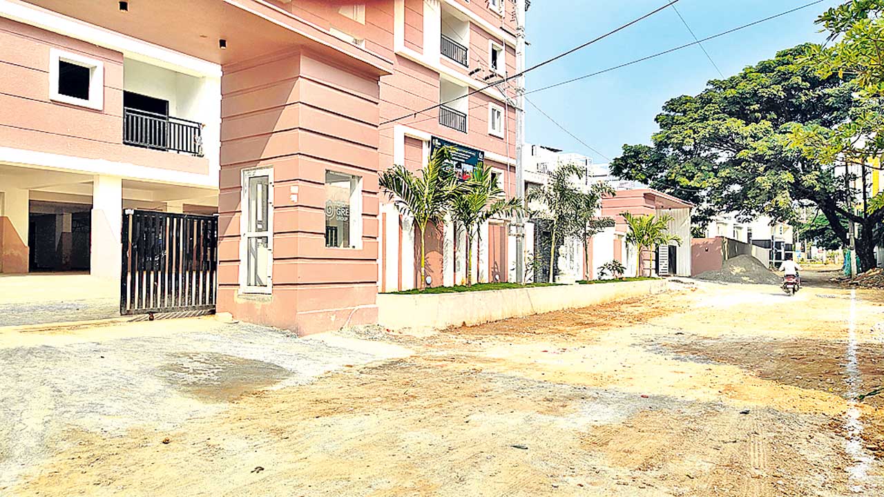 పార్కు పాయే.. ప్లాట్లు వచ్చే..!