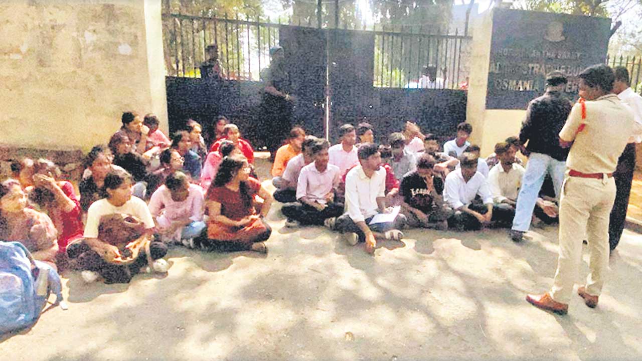 అధ్యాపకుల కొరతపై విద్యార్థుల నిరసన