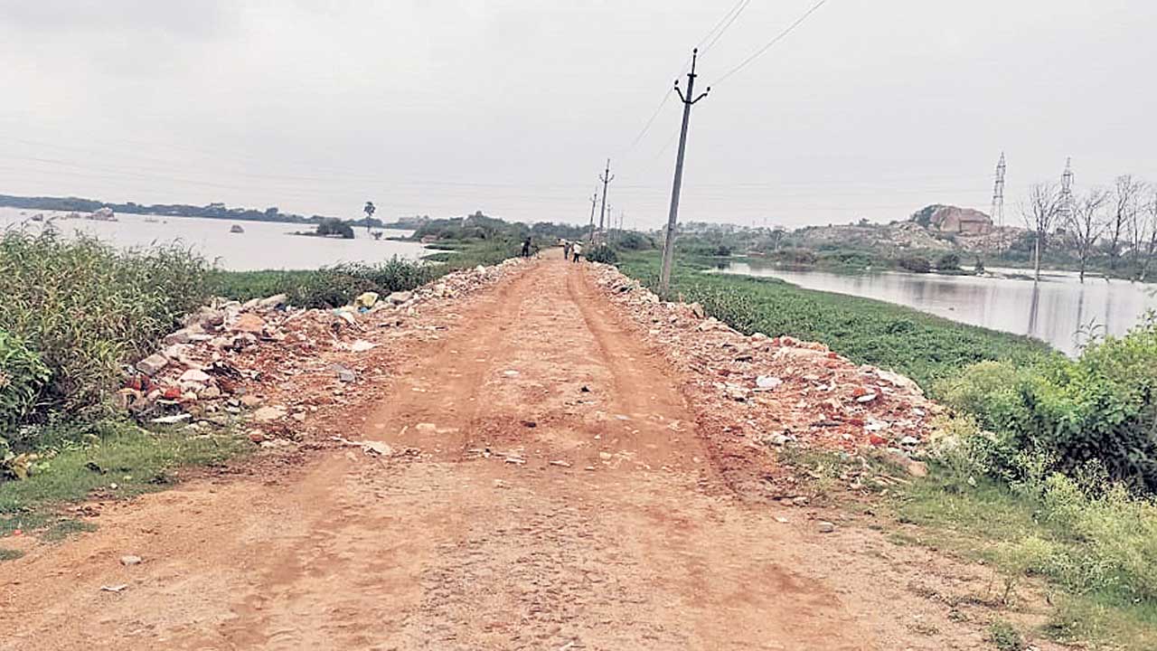 చెరువులు.. కబ్జా చెరలో.. జలవనరులు