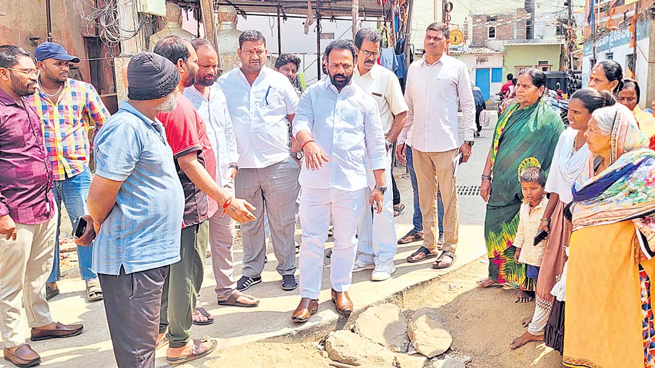 రోడ్లు లేవు.. వీధి దీపాలు వెలగవు