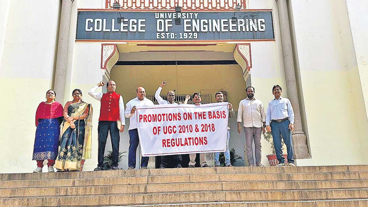 కొనసాగుతున్న ఓయూ అధ్యాపకుల నిరసన