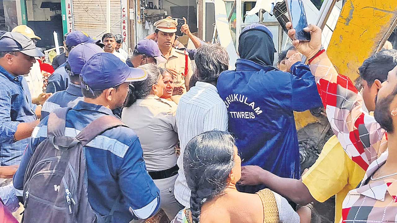 దుకాణాలపైకి హైడ్రా బుల్డోజర్‌