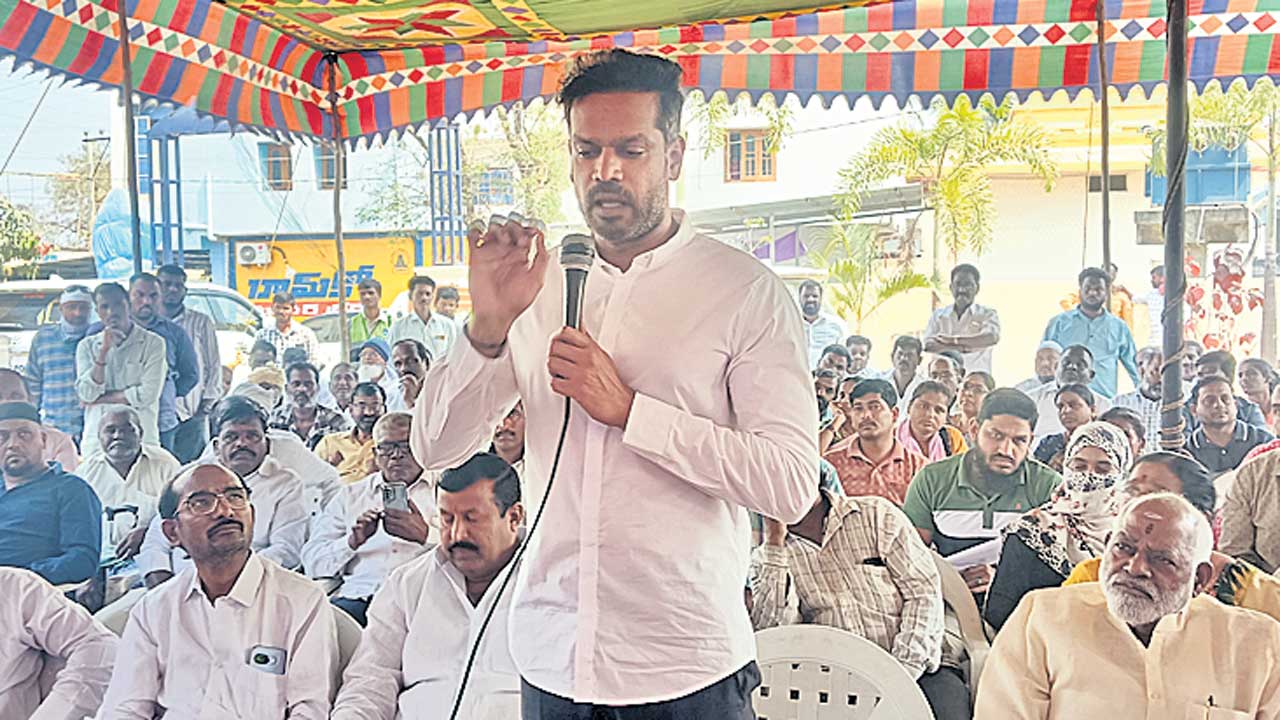 రైతుల నోట్లో మట్టి కొట్టొద్దు