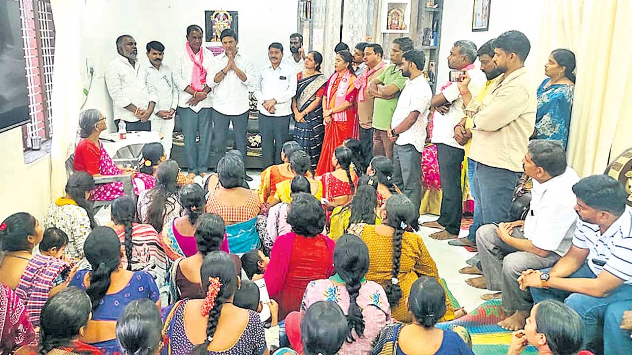 మున్సిపోల్స్‌లో బీఆర్‌ఎస్‌ దూకుడు