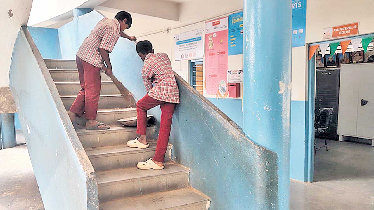 విద్యార్థులే.. స్వీపర్లు!