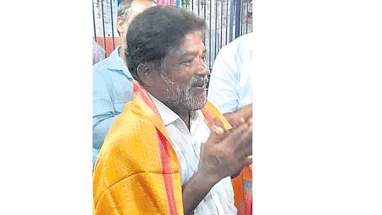 నడిరోడ్డుపై.. కత్తితో పొడిచి