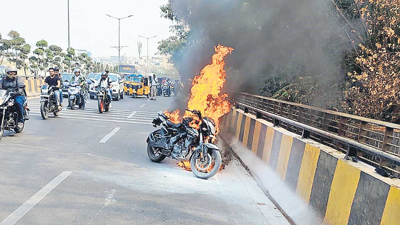 కేబుల్‌ బ్రిడ్జిపై బైక్‌ దగ్ధం