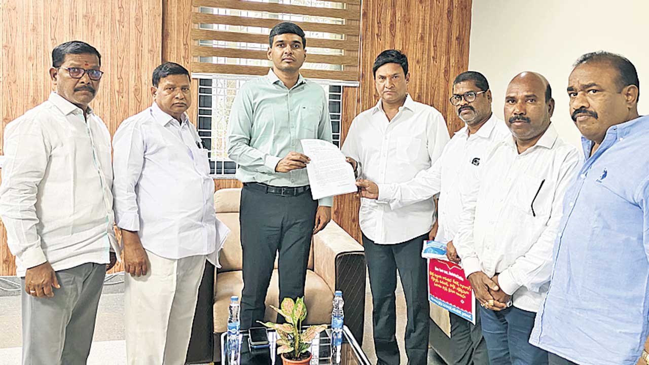 అభివృద్ధి పనులకు స్థలాలు కేటాయించండి