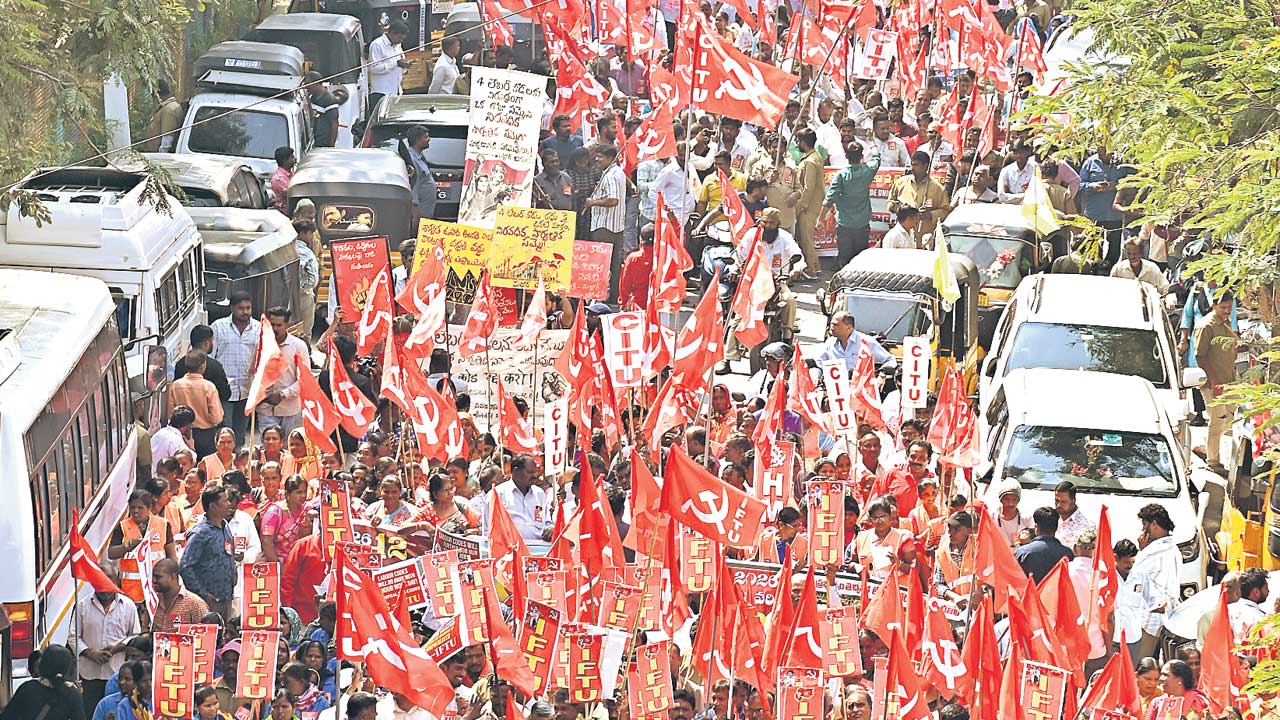 కదంతొక్కిన కార్మికలోకం