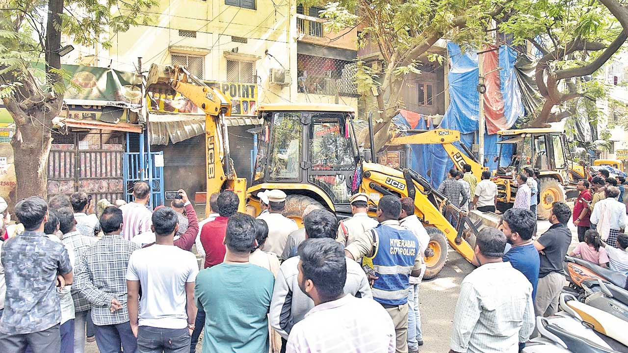 చిరువ్యాపారులపై బుల్డోజర్‌