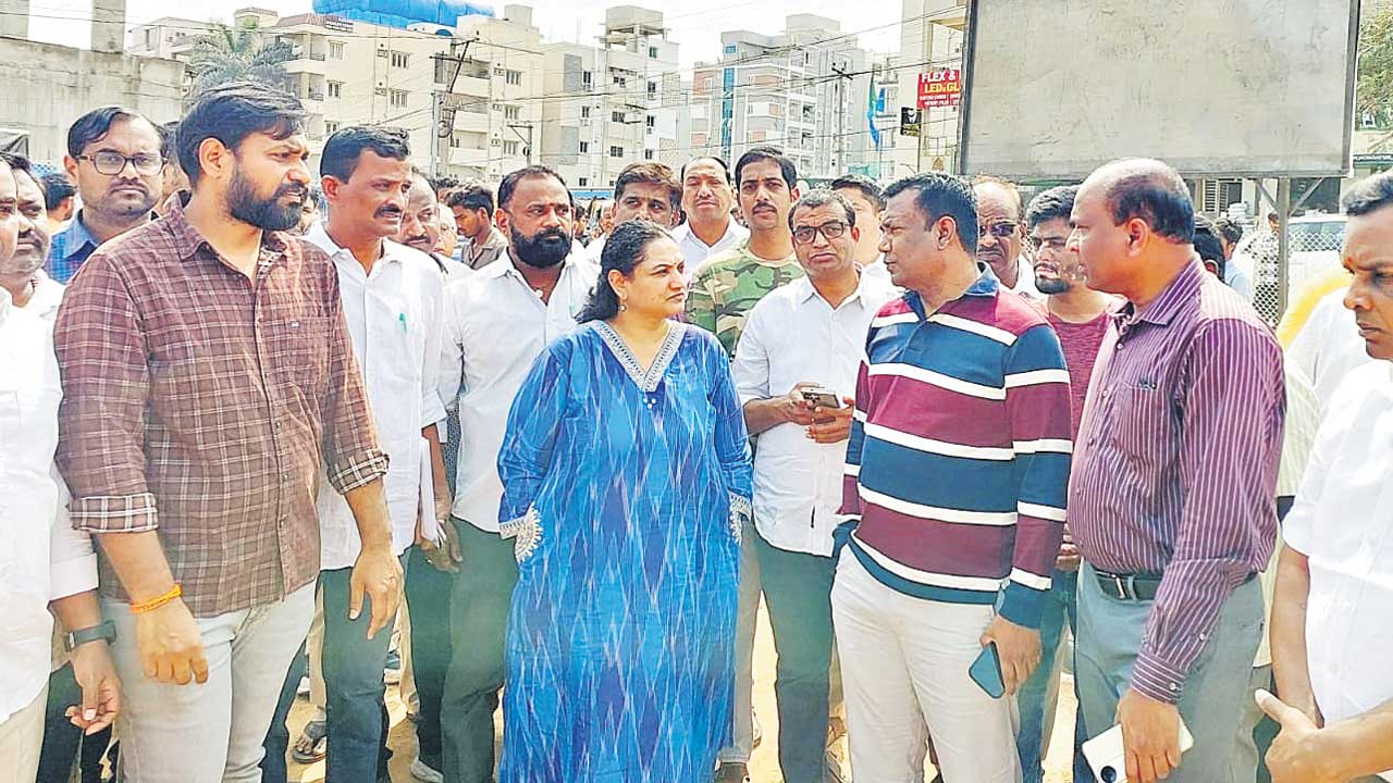 ప్రభుత్వ స్థలానికి ఫెన్సింగ్‌ వేస్తాం