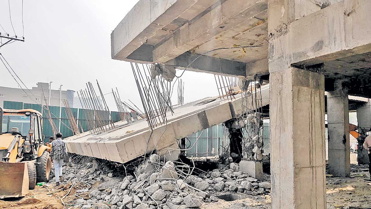 నకిలీపట్టాల నిర్మాణాలు నేలమట్టం