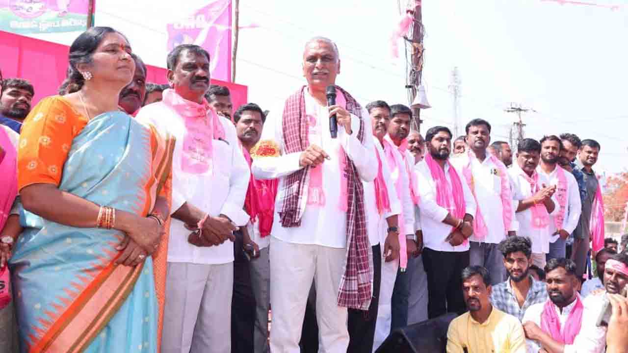 Harish Rao | రామాయంపేట చౌరస్తాకు వస్తే ఎవరికి రుణమాఫీ అయిందో తేల్చుకుందాం.. రేవంత్ రెడ్డికి హరీష్ రావు సవాల్‌