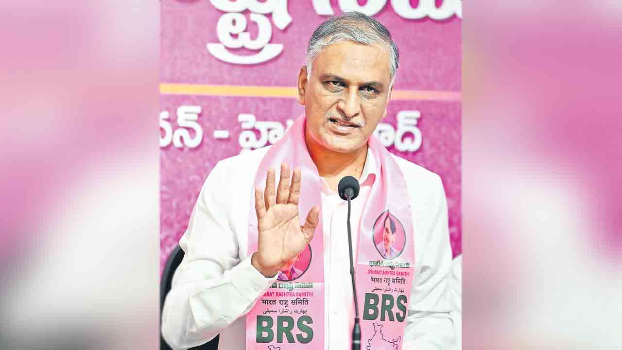 రోడ్లపై విద్యార్థులు.. విమానంలో సీఎం చక్కర్లు