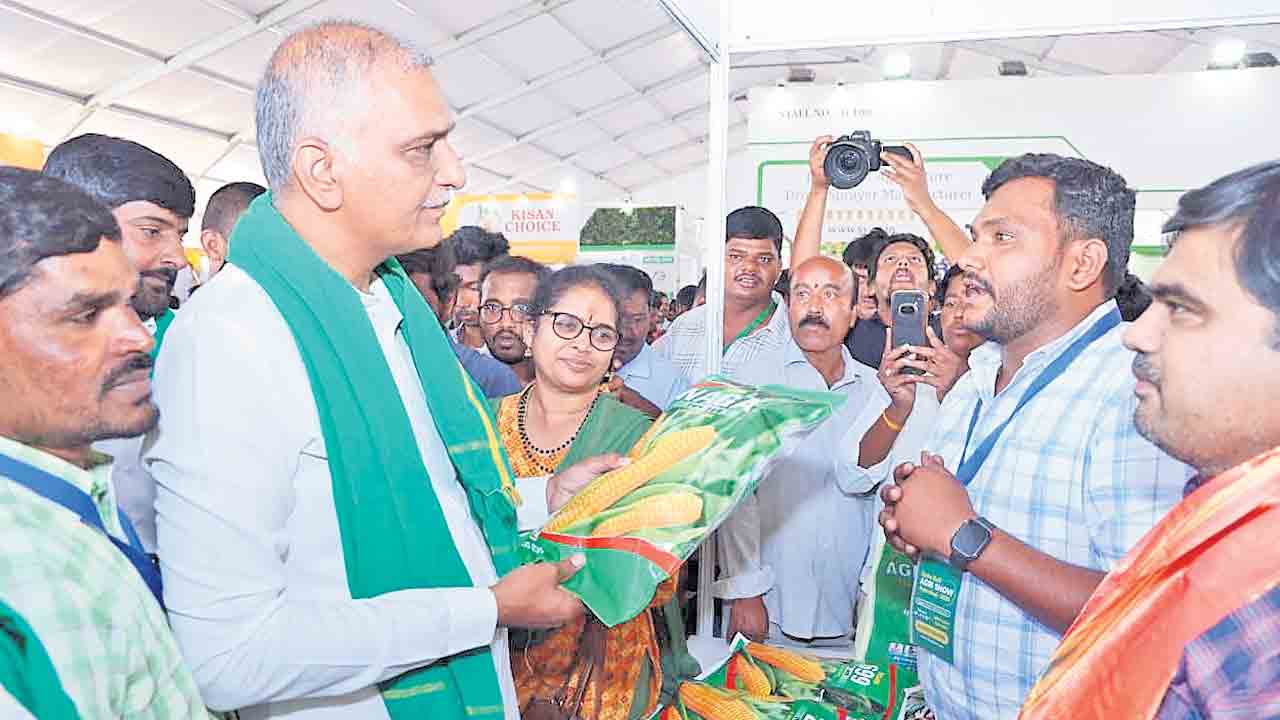 యంత్రాల సబ్సిడీ రాదు.. రైతు భరోసా పడదు.. అగ్రి షోలో మాజీ మంత్రి హరీశ్‌రావు