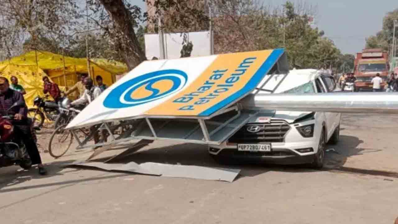 Watch: కదులుతున్న కారుపై కూలిన భారీ స్తంభం.. ఎస్పీ నేత మృతి