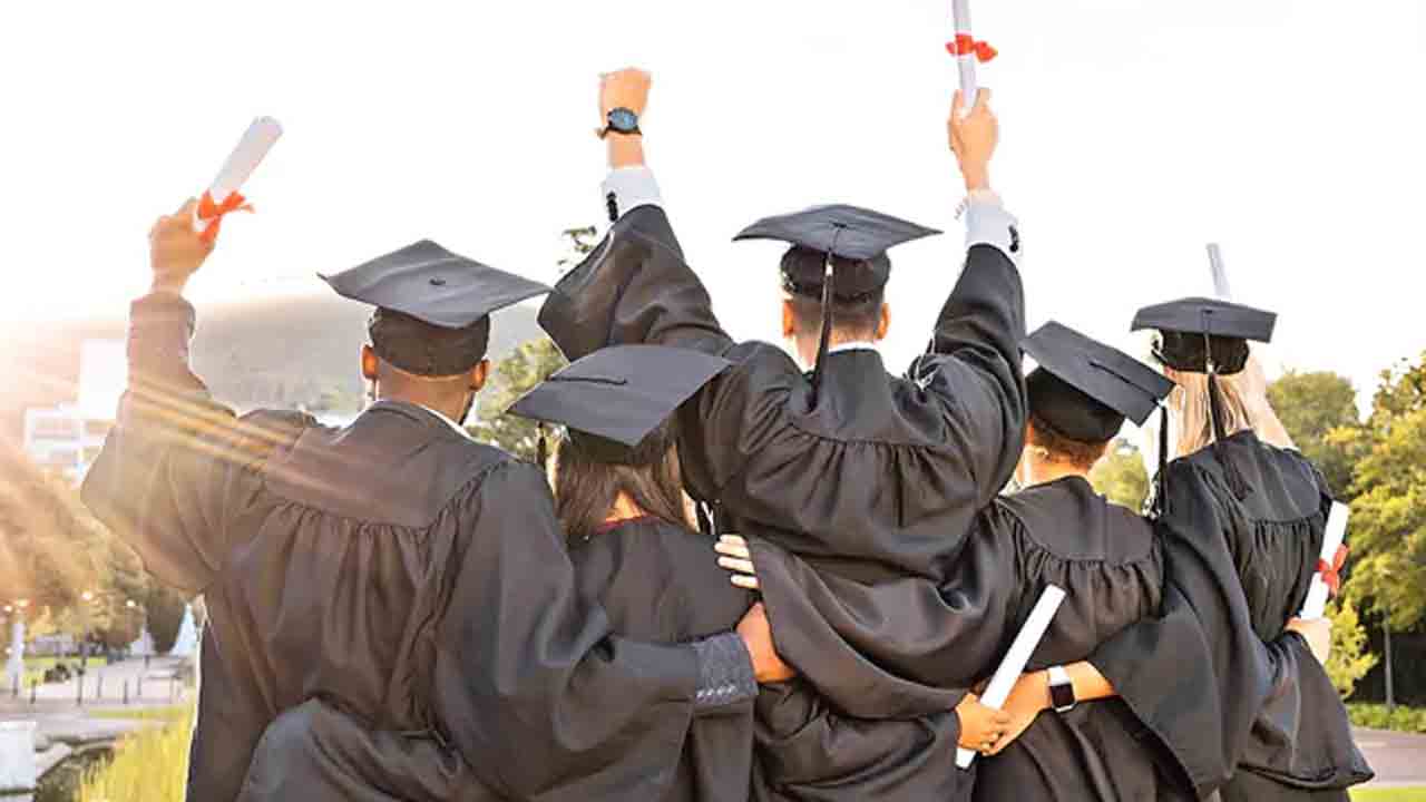 ఉన్నత విద్యావంతుల్లో హిందువులే టాప్‌