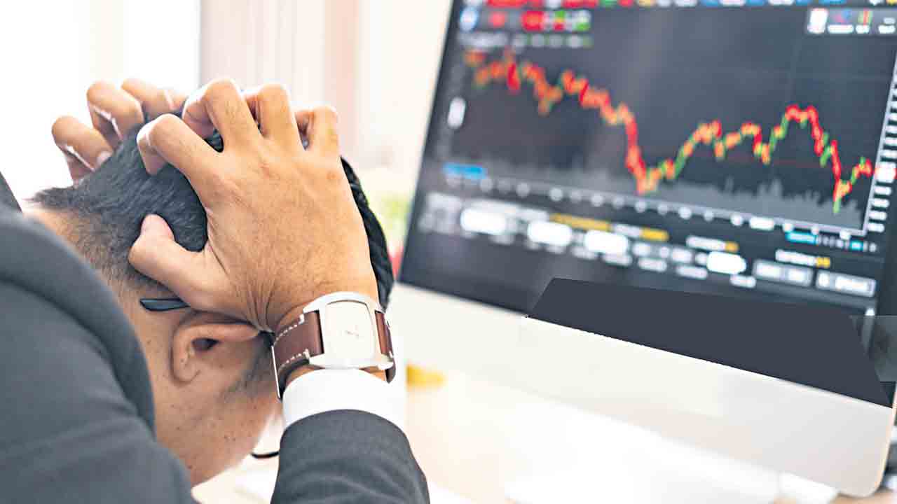 అమ్మకాల ఒత్తిడిలో ఐటీ షేర్లు.. సెన్సెక్స్‌ 1,069, నిఫ్టీ 288 పాయింట్లు డౌన్‌