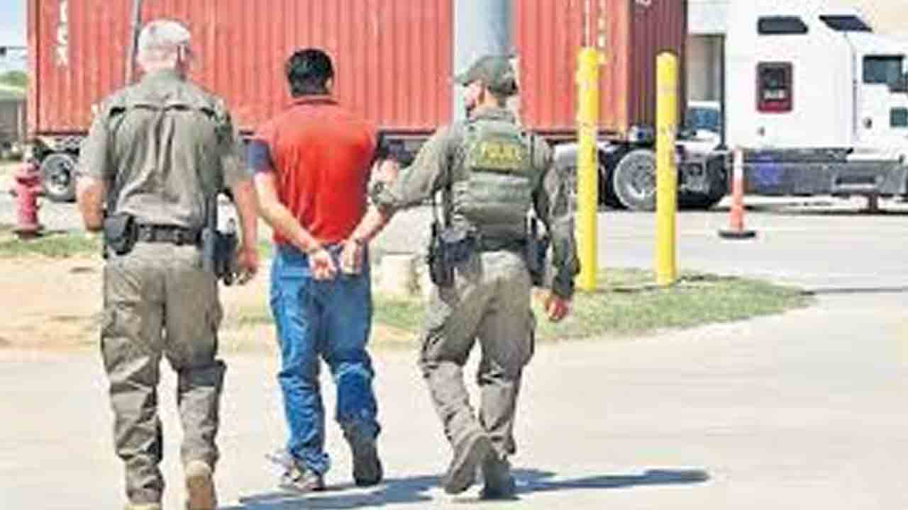 రోజుకు 65 మంది భారతీయుల అరెస్ట్‌