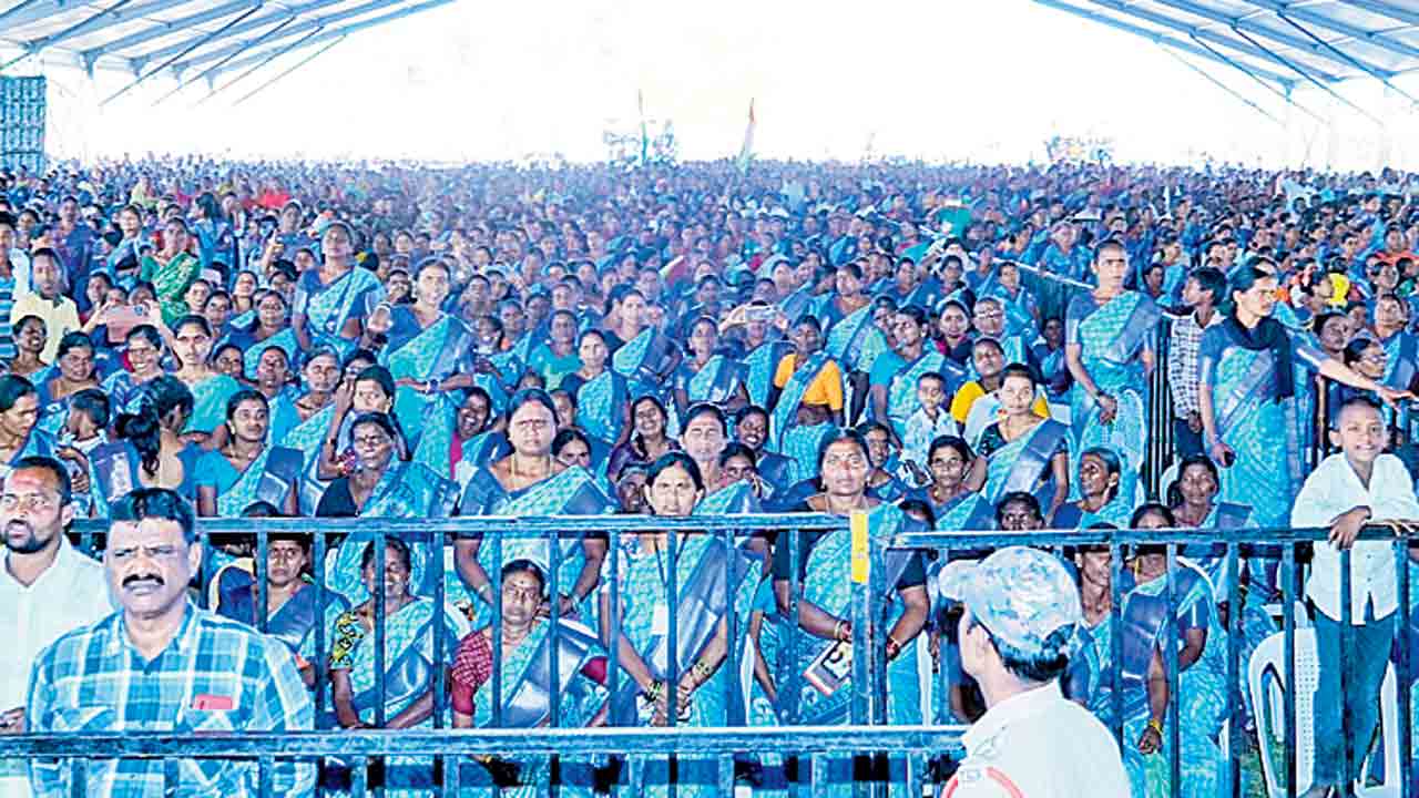 సీఎం సభకు పల్లె జనం