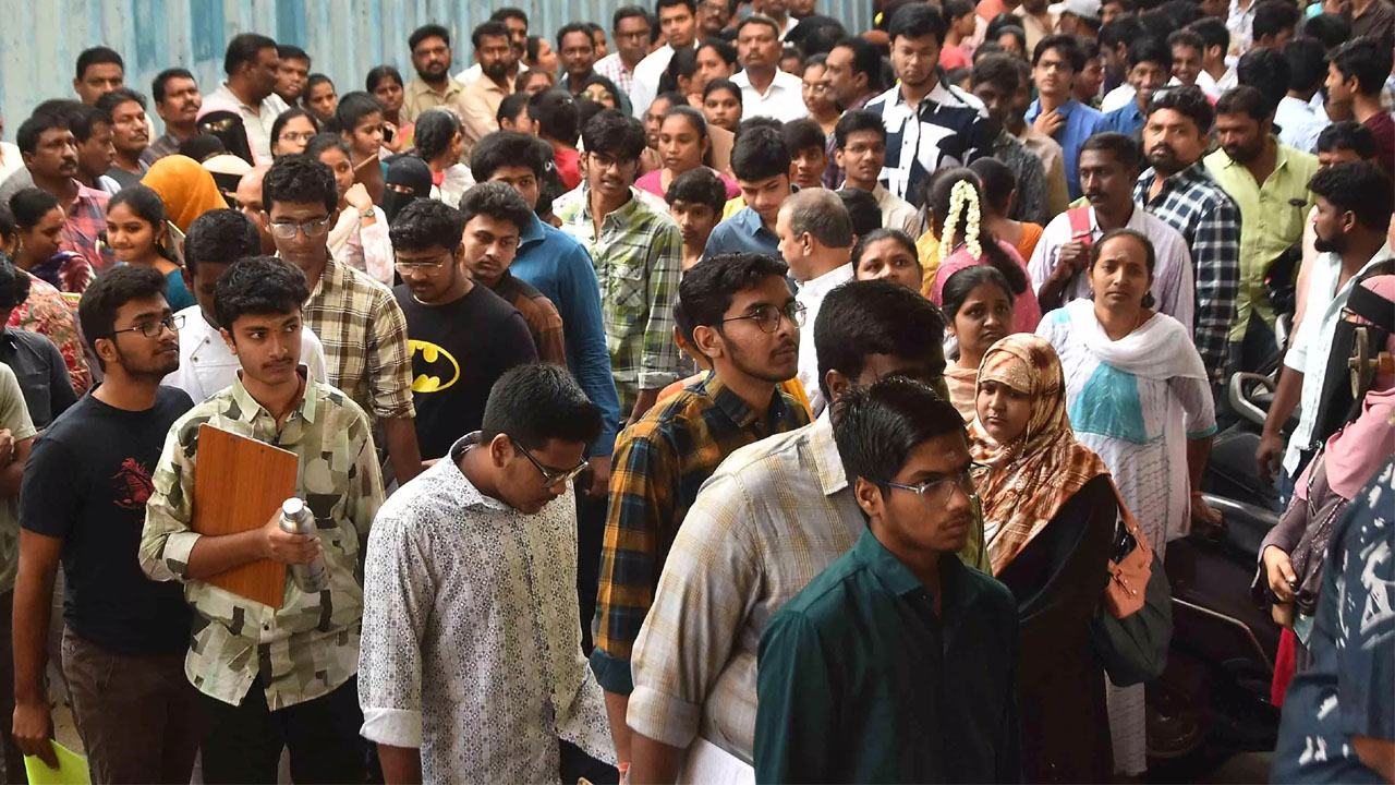 Inter Exams | ఇంటర్‌ పరీక్షల్లో మాల్‌ ప్రాక్టీసు చేస్తూ పట్టుబడ్డ నలుగురు విద్యార్థులు