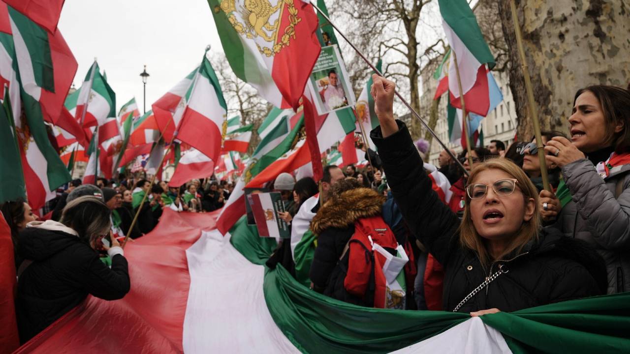 Iranian Students | ఇరాన్‌లో కదంతొక్కిన విద్యార్థులు.. ప్రభుత్వానికి వ్యతిరేకంగా భారీ నిరసన