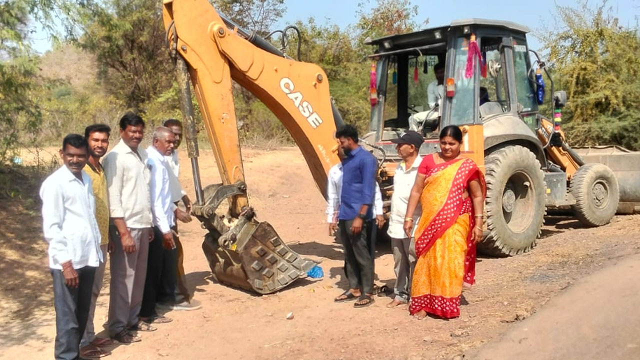 Kasipeta | భక్తుల సౌకర్యార్థం రహదారికి ఇరువైపులా పిచ్చి మొక్కల తొలగింపు