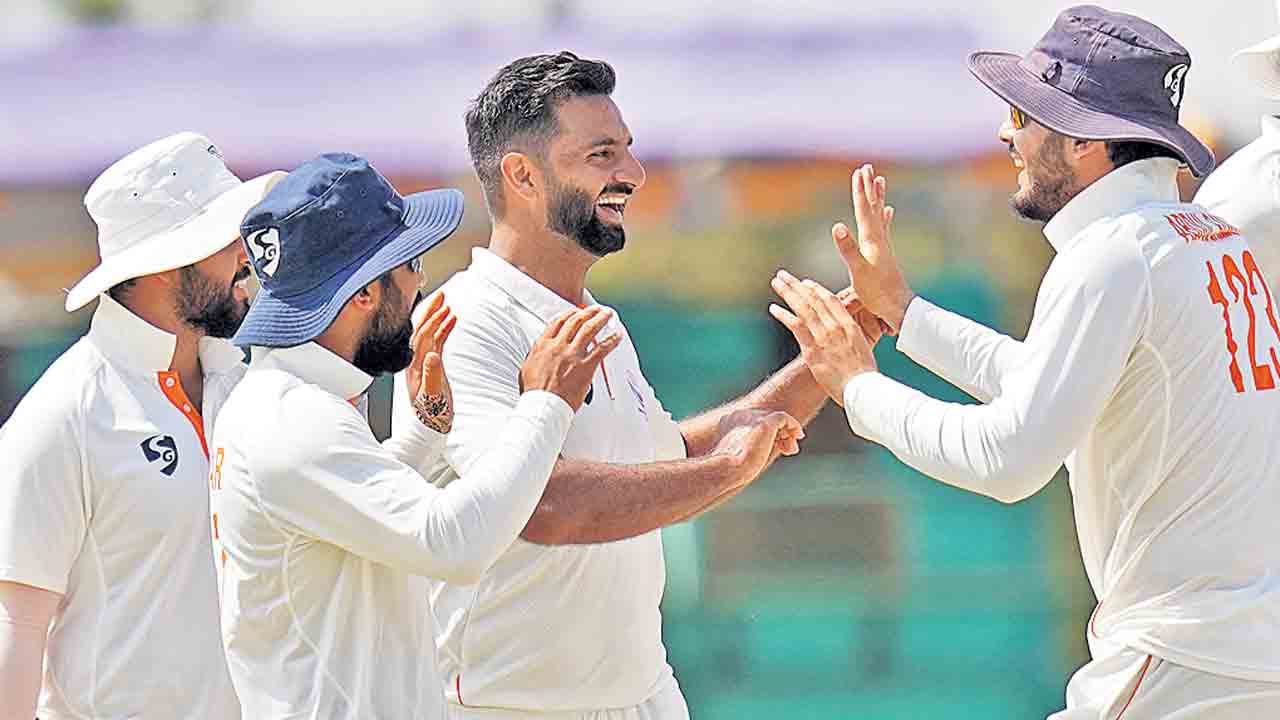 చరిత్రకు అడుగు దూరంలో.. ఫస్ట్‌ ఇన్నింగ్స్‌లో జమ్మూకశ్మీర్‌కు భారీ ఆధిక్యం