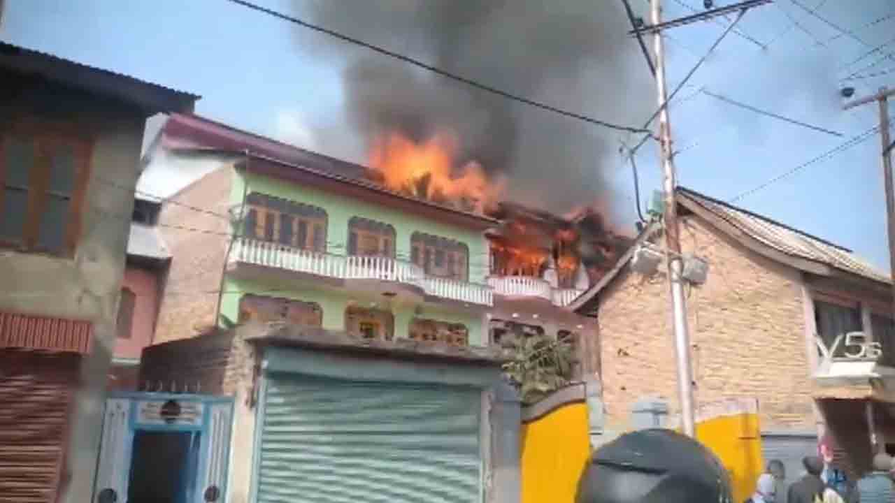 Fire accident | మూడంతస్తుల భవనంలో చెలరేగిన మంటలు..Video