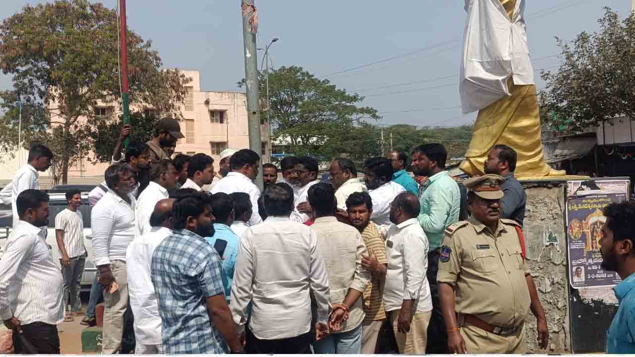 Gadwala municipality | రెండు వర్గాలు.. అయోమయంలో గద్వాల కాంగ్రెస్ భీ ఫామ్‌ల పరిస్థితి..!