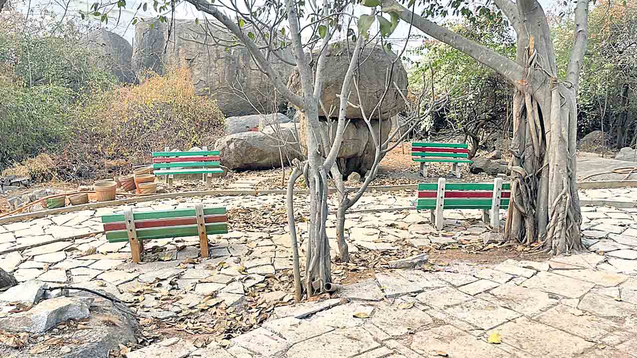 రూ. 300 కోట్ల పార్కు స్థలంపై అధికారుల మౌనం