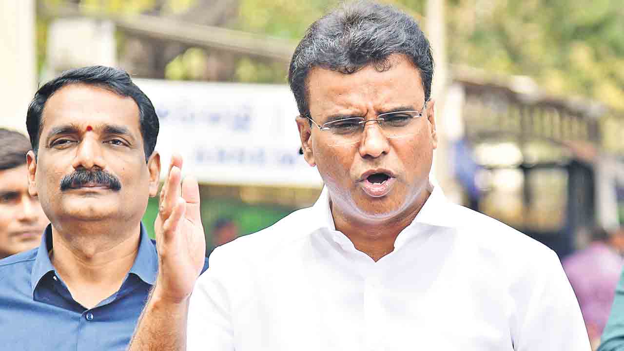 కోర్టుల్ని తప్పుదోవ పట్టిస్తున్న సర్కార్‌