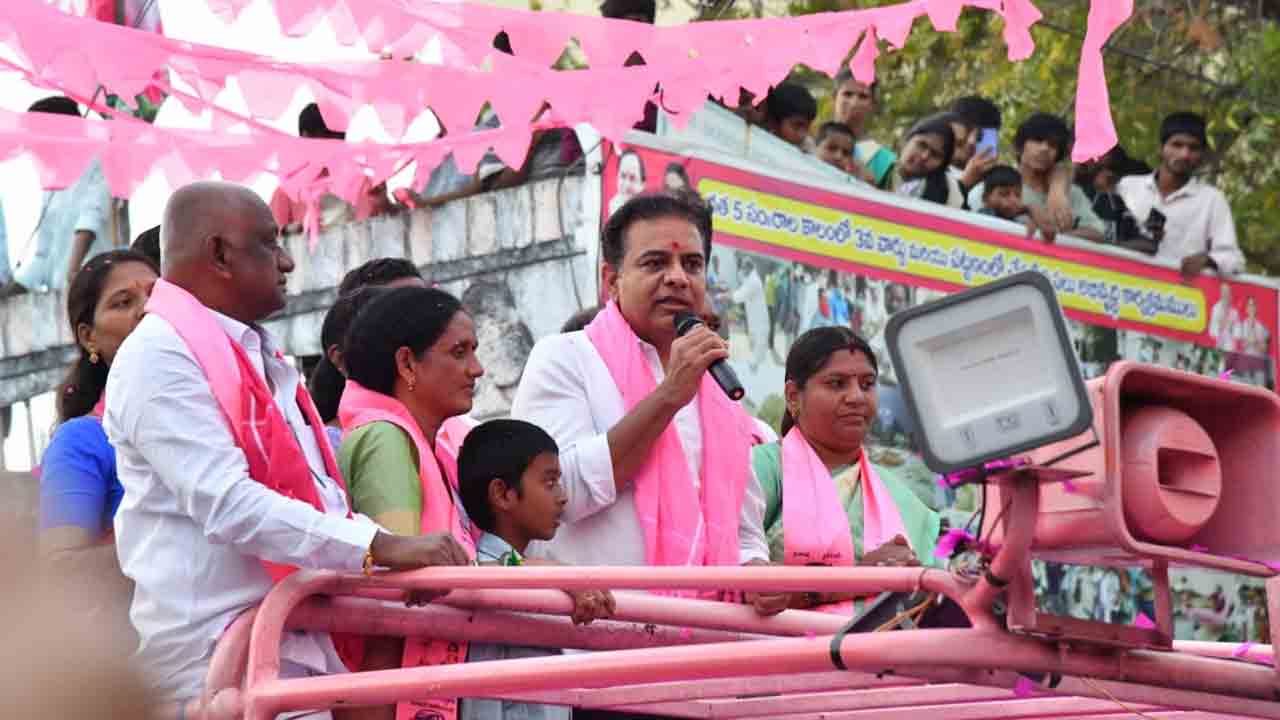 Siricilla Municipalilty | సిరిసిల్లలో బుల్లెట్ స్పీడ్‌తో దూసుకెళ్తున్న కారు