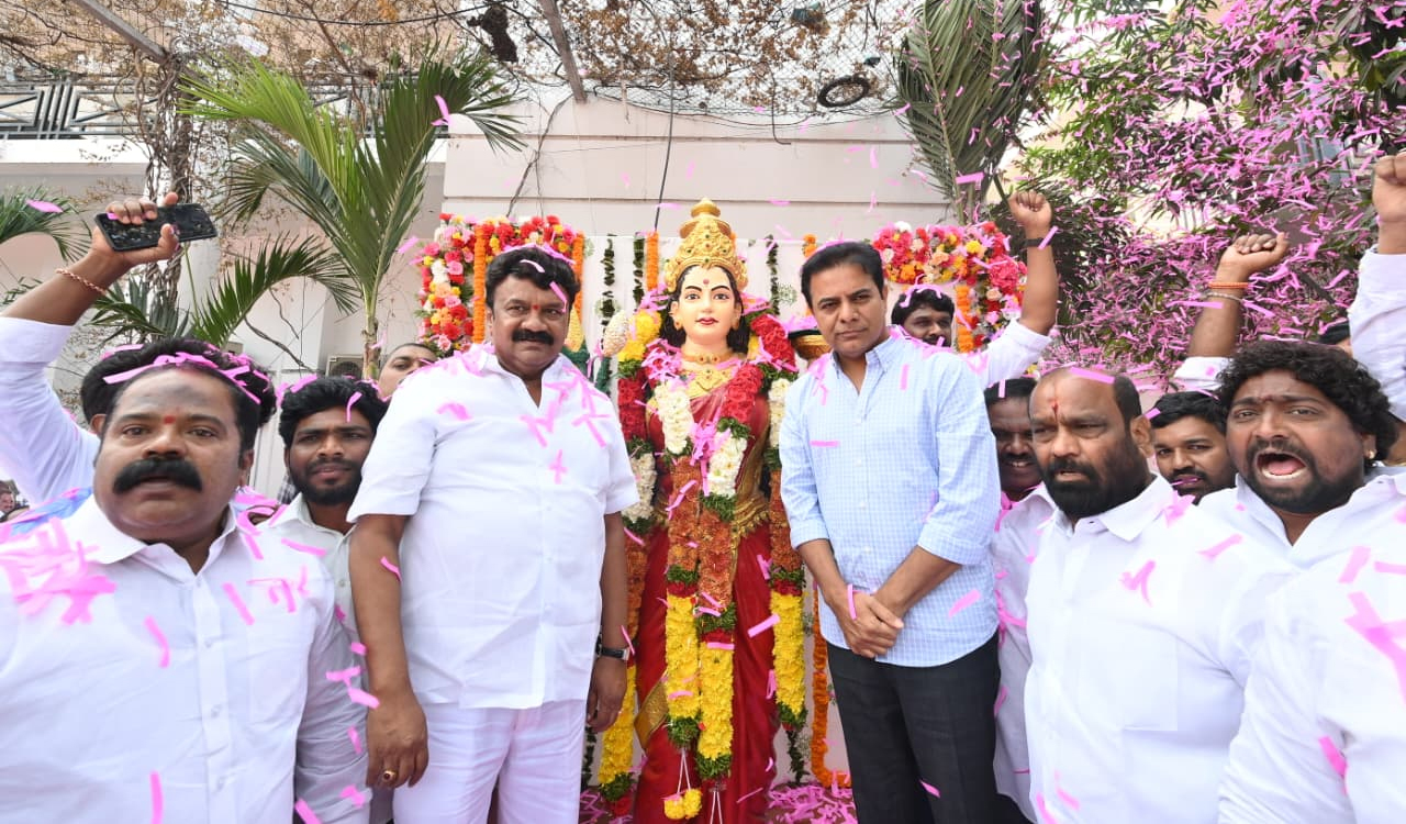 ఏ జాతి నీది? ఏ జాతికి జాతిపిత?” అని అడిగిన సన్నాసికి చెప్తున్నా.. : కేటీఆర్