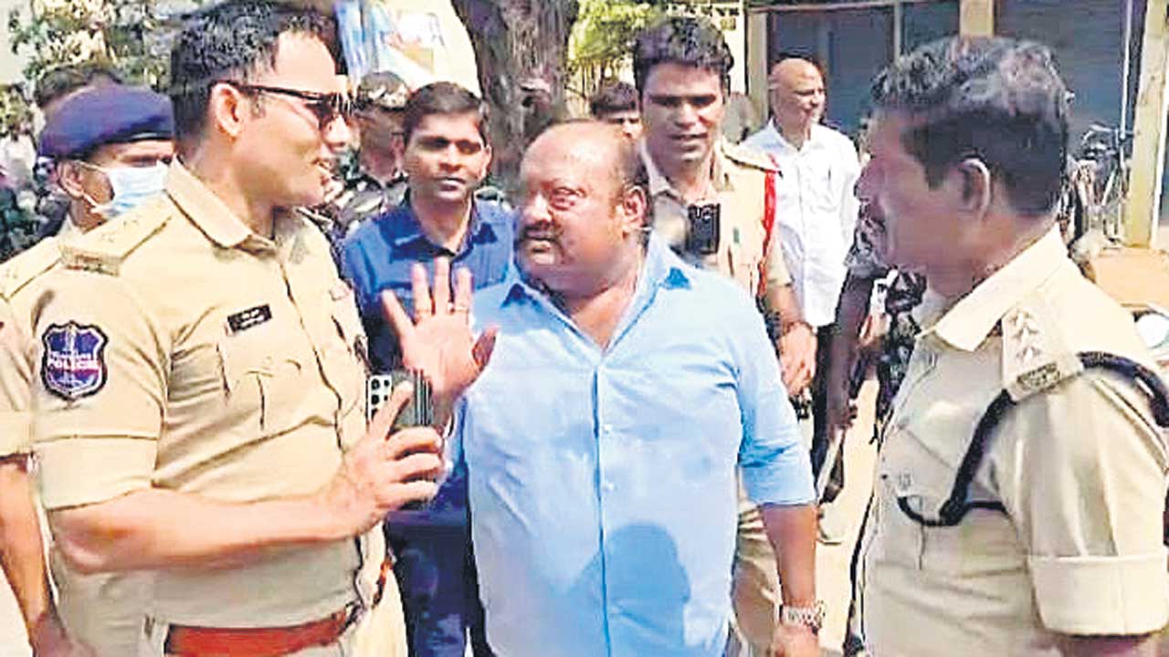 కరీంనగర్‌లో జులుం!