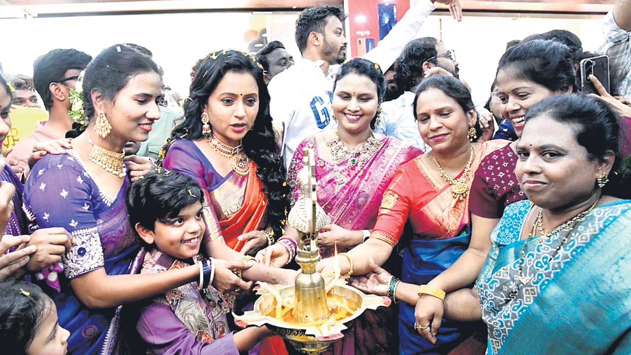 సిరిసిల్లలో సినీనటుల సందడి