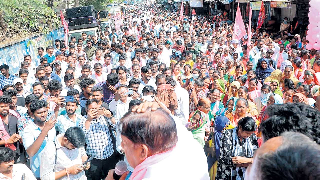 పనిచేసిన బీఆర్‌ఎస్‌కా.. దగా చేసిన కాంగ్రెస్‌కా..?