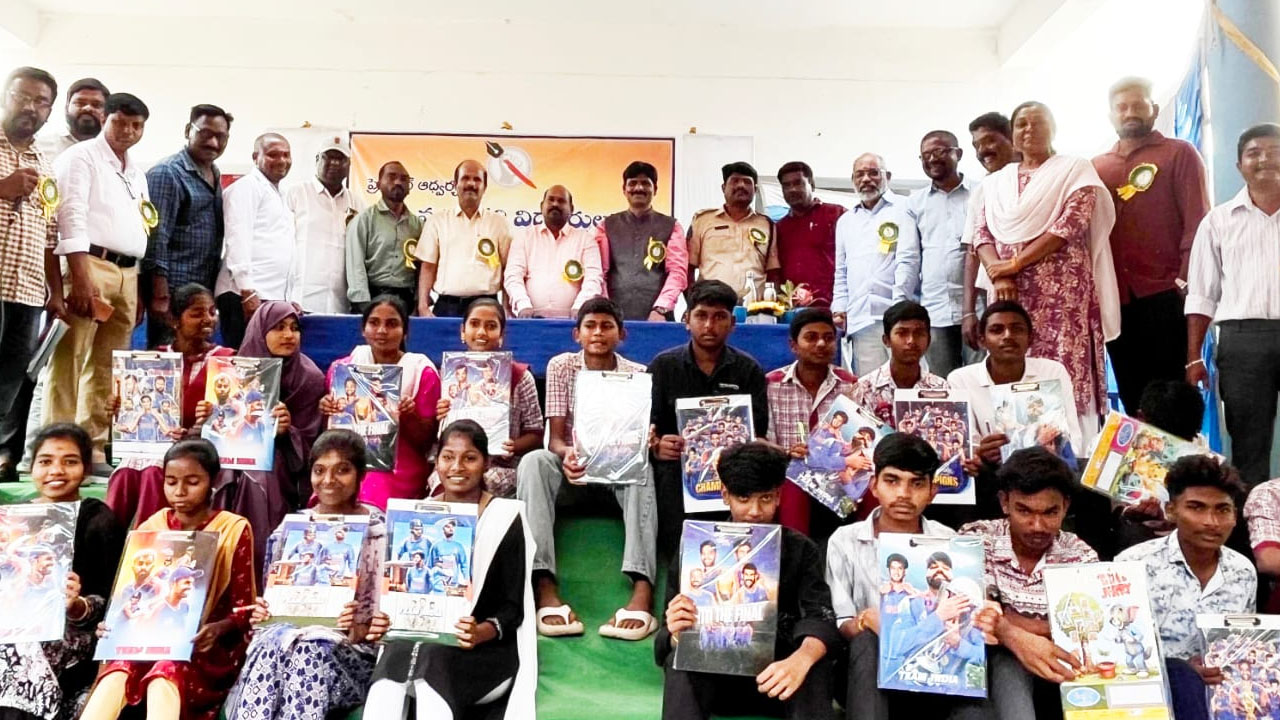 DEO Yadaiah | ఆత్మ విశ్వాసంతో విద్యార్థులు లక్ష్యాన్ని చేరుకోవాలి : డీఈవో